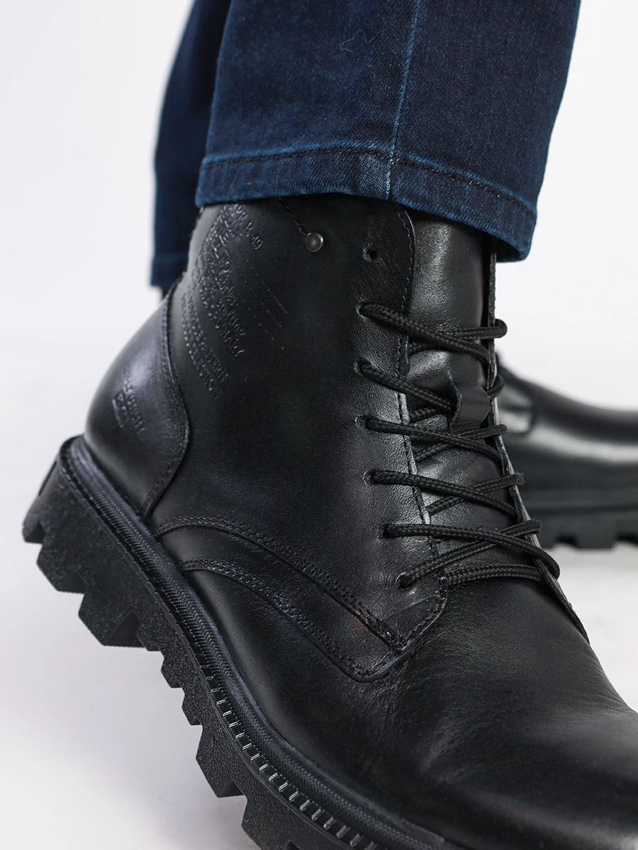 Ботинки-дерби черного цвета с рельефным протектором